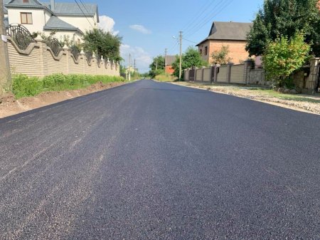 В Угорниках оновили дорожнє покриття трьох вулиць, ще одна – в роботі