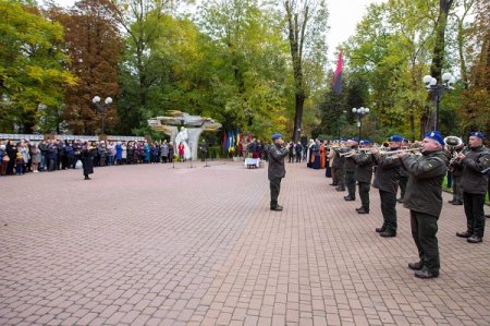 _Мій тато легенда тепер_ в Меморіальному сквері родинам загиблих на московсько-українській війні вручили нагороди посмертно