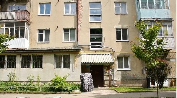 Місто замінює вікна у під'їздах, де проживають захисники та їхні родини