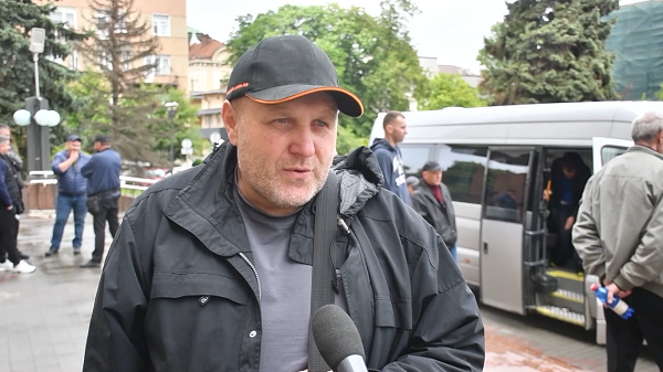 Прикарпатський тил: як франківські комунальники добровільно зводять фортифікації на передовій