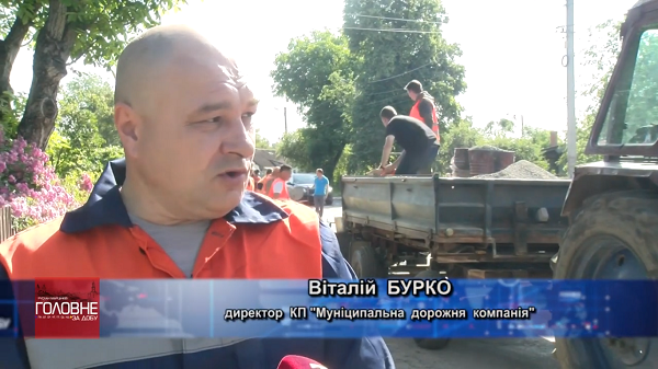 Взялися за ями: голова з комунальниками залатав ями у Хриплині
