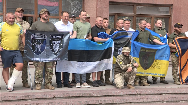 Тил тримає фронт: 34 автомобілі передали з Естонії на передову